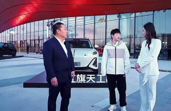 传下去,莎莎拿到驾照啦!