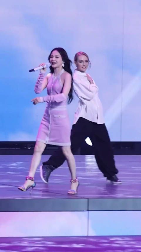 张韶涵那么瘦这个腿看起来都粗，我的腿上去是不是你们以为是柱子