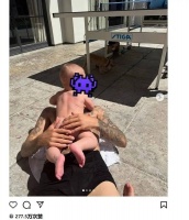 贾斯汀比伯分享儿子近照 双手抱娃晒太阳父爱满满