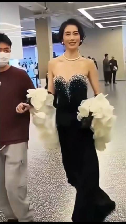 一直以为温峥嵘是那种微胖丰腴的女人,没想到她这么瘦!