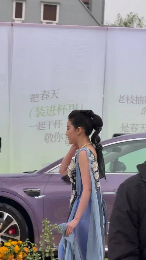 刘亦菲的背看起来也没有很厚实啊