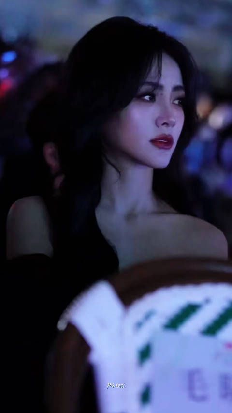 谢可寅 明艳美人在昏暗光影下美得更权威