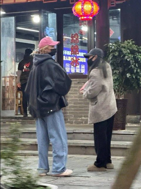 关晓彤近期在乐山拍戏,今天还去了棣爸油炸,属实是梦幻联动了 !