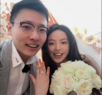 “华谊千金”王文也订婚 和男友在落日下甜蜜拥吻