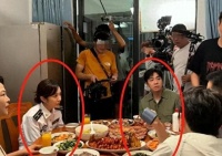 俞灏明王晓晨又撒狗粮！王晓晨回广东见未来婆婆，穿情侣装好恩爱