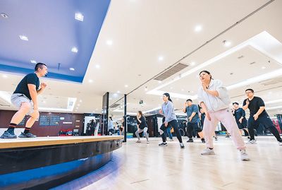 学员在浙江省湖州市长兴县一家减肥训练营里进行有氧健身操训练。伊 凡摄（人民视觉）