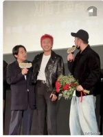 陈赫香港吃饭会友！王祖蓝开迷你五菱接他，张智霖出镜方式很特别