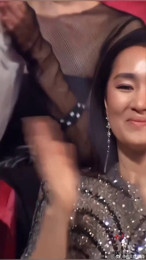 葛优舒淇,两人携手参加盛典,葛优突然亲吻小手吓到了舒淇