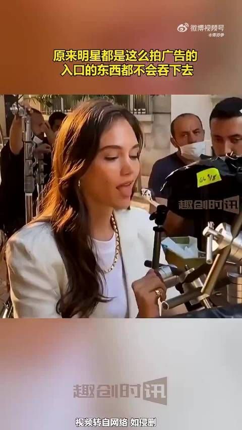 看懂了？原来她们都是这么拍广告的，入口的东西都不会吞下去而是……
