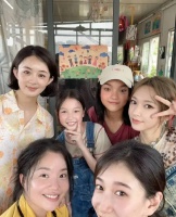 王菊晒《向阳·花》片场女演员合照 大家笑容明媚灿烂