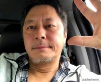 63岁歌手王杰近照曝光！隐居加拿大，头发胡子全白却很精神
