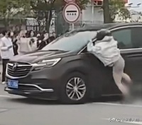 病态！一女粉追星扑向某男团行驶车辆被撞倒在地，男团未下车道歉