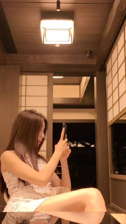 哈哈哈哈哈吃饭老板娘问我 美女你头发啥颜色 我说没染过 然后老板娘说