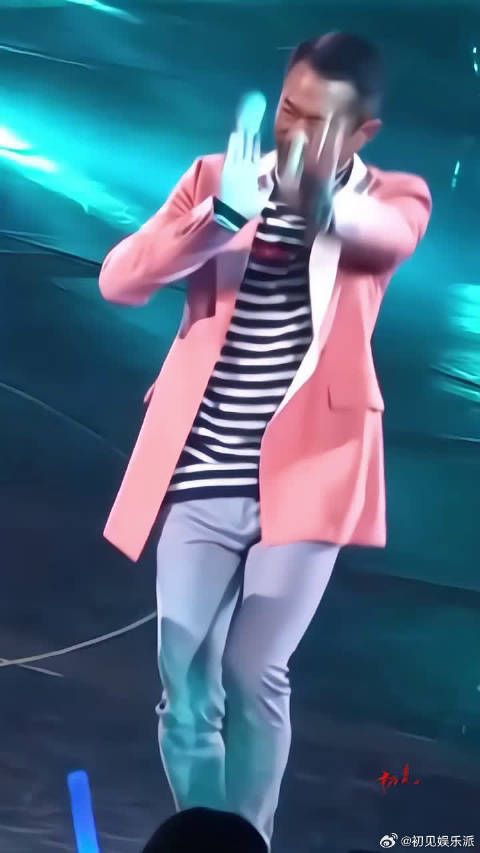 古天乐助阵容祖儿演唱会,古仔爆燃全场,魔幻舞步惊呆众人