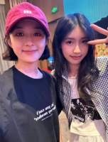 冯小刚女儿晒与赵丽颖合照 比耶微笑尽显青春姿态