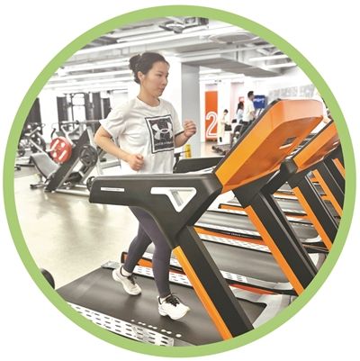 四川省成都市武侯区，郁丹在社区健身房锻炼。 受访者供图