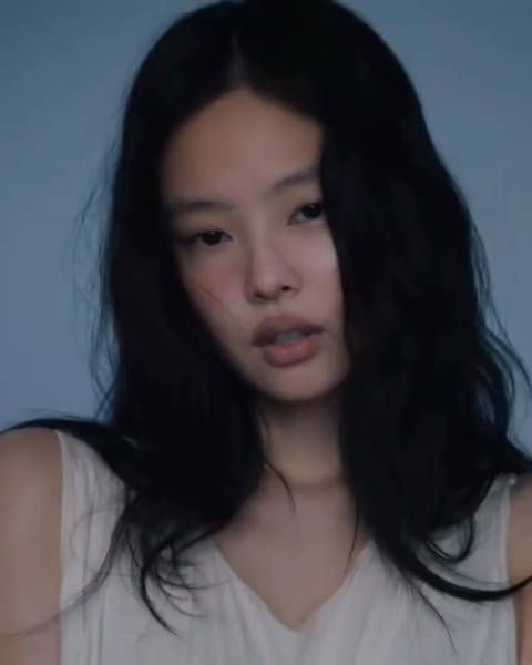 jennie最新的杂志封面,自信展露