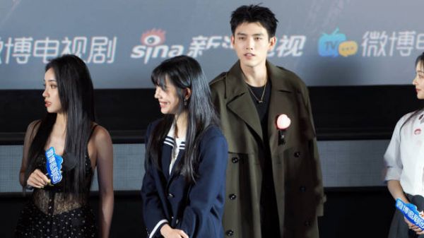 这就很甘扬！现场想看公主抱，飞宇过去跟主持人说女生衣服不合适