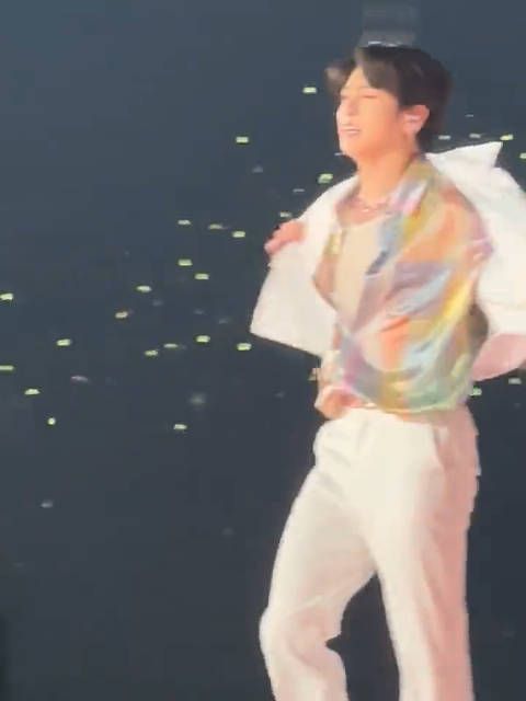 田柾国 220409 当柾国在自己面前脱外套be like: I owe it all to my mother
