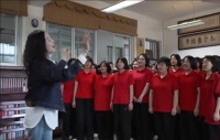 《山花烂漫时》剧组主创看望张桂梅校长 与学生共唱《红梅赞》