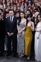 林允抹胸裙配渐变蓝发超A 田嘉瑞白西装时尚帅气
