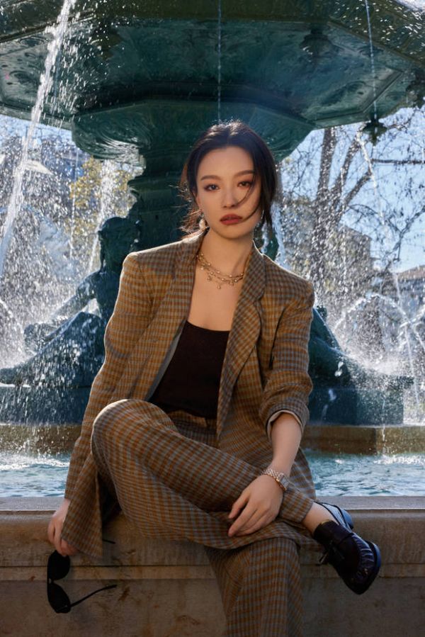 倪妮坐在复古喷泉旁，气场全开，女王范儿十足。