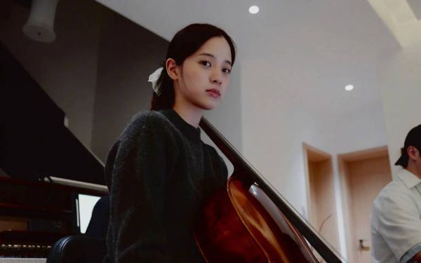 欧阳娜娜望向镜头，眼神温柔。