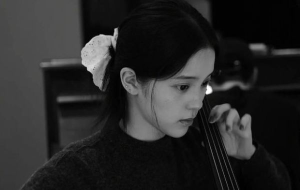欧阳娜娜专心演奏大提琴。