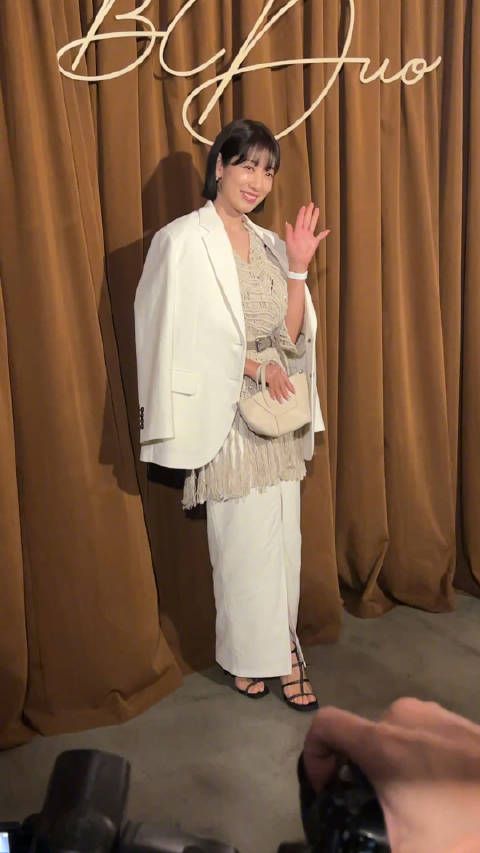 朴信惠在香港出席品牌活动，上身代露娃同款编织上衣搭配白色开叉长裙…