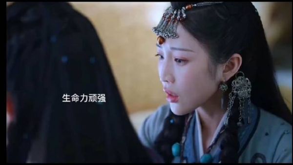 他刚出生的时就长牙了,奄奄一息之际吸血就会醒来