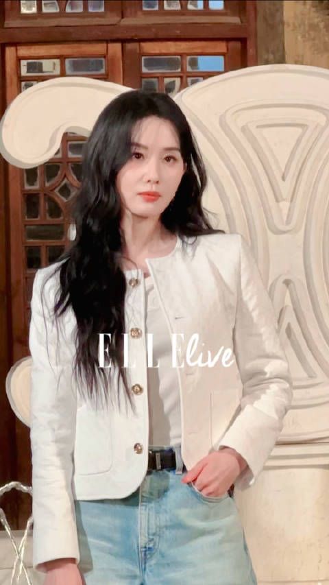 若论松弛感还得是刘诗诗,一身休闲装来到CELINE上海张园夏日限时漫游活动