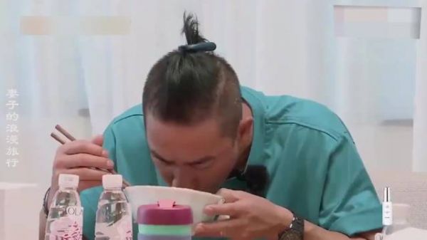 陈小春吃面吃到一半去找蒜,应采儿无奈!被山东人带偏的香港明星