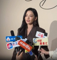 张嘉倪正式复出，时隔一年半首次公开露面，生图撞脸杨超越