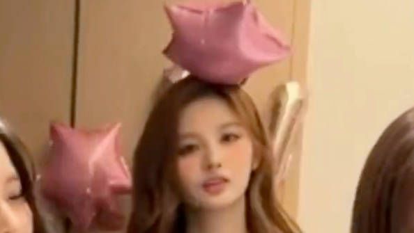 250412 Jiwoo生日直播 后面那个头顶星星气球小帕布… 别太可爱了！