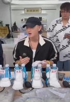 黄子韬亲自讲解卫生巾，他真的好认真好可爱，合伙人却一直傻笑