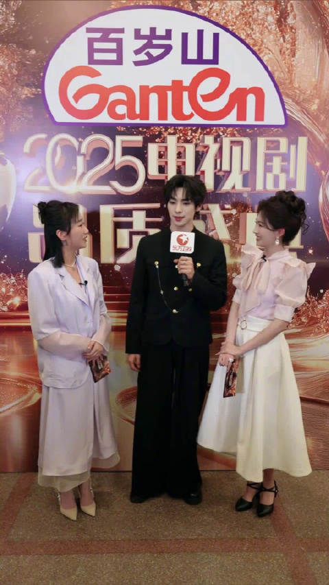 被问及怎么看待网友们称呼他为他表示自己很乐意为大家带来快乐…