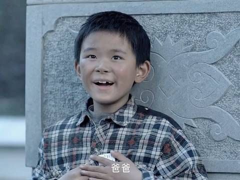 小男孩拾金不昧被富豪奖励,不料父亲却以为是他偷来的,结果悲剧了