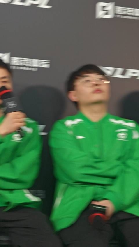 Q:第一局队伍前期其实是处于一个优势的局面…