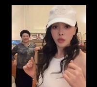 伊能静与婆婆跳舞，着运动背心，身材爆表!