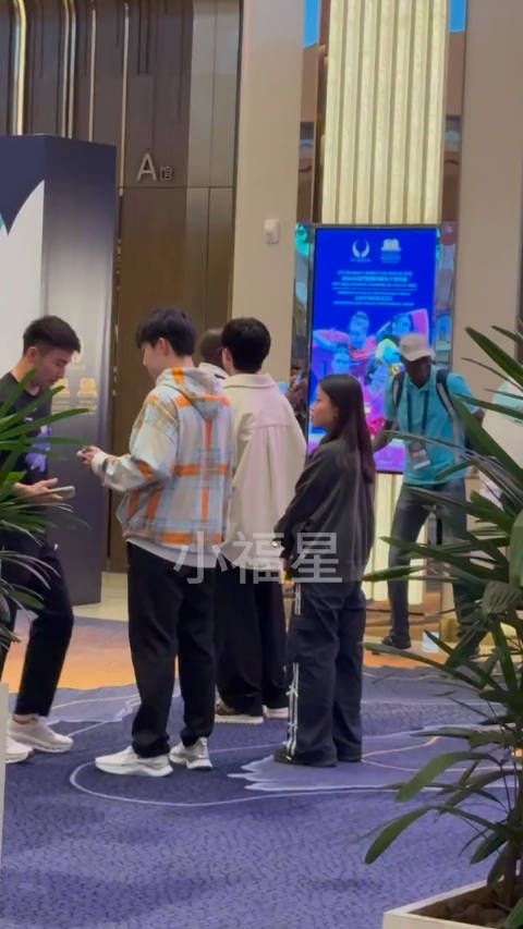 王头在等着和小汤圆拍照签名 还可可爱爱的整整衣领 /王楚钦