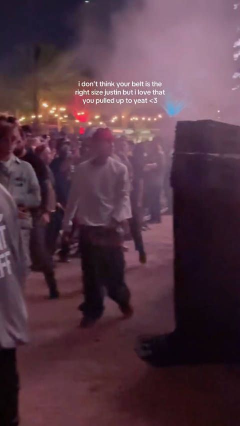 比伯科切拉音乐节现场造型,裤子太吸睛