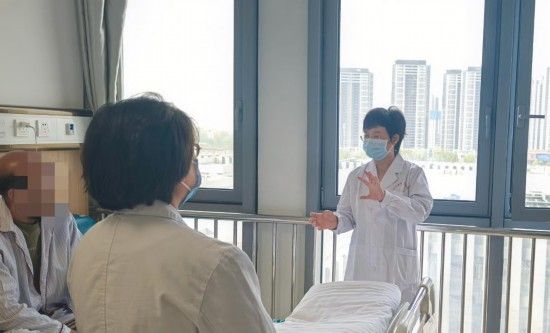 北京大学第一医院耳鼻咽喉-头颈外科主任医师王全桂正在解答患者咨询。（北京大学第一医院供图）