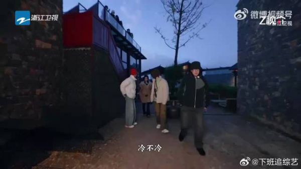 李昀锐给孟子义递暖宝宝,小林这眼力见儿简直绝了!暖暖的很贴心