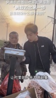 男演员许鹏退圈回老家 接替爷爷在村里赶集摆摊