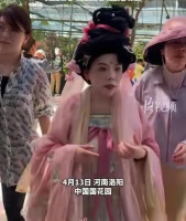 邓亚萍被造型师坑惨？洛阳牡丹的尴尬汉服秀，三大细节让网友破防
