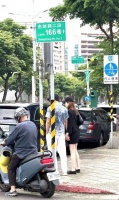 邱泽夫妇牵手散步被偶遇 许玮甯穿短裤皮肤白到发光