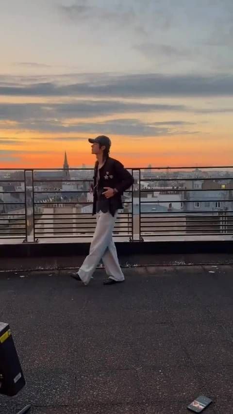 王一博：时尚王者长贡乐华六成