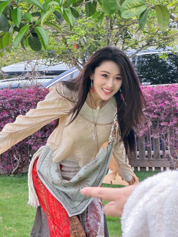 搜狐娱乐讯 4月16日，张馨予晒出一组去广西游玩的照片，照片中穿着少数民族装饰的服装，状态超好。