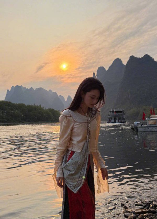 张馨予低头好美。