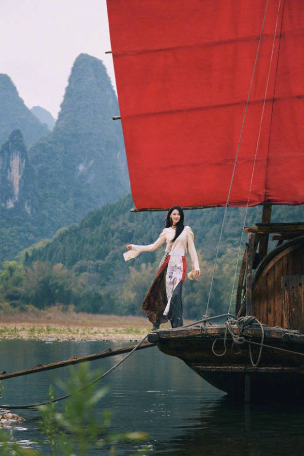 张馨予笑得很开心。